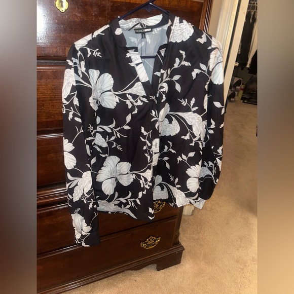 *BRAND NEW/ UNUSED* Women’s FashionnFloral Emotions Button Down Black Top- Small - Picture 11 of 11